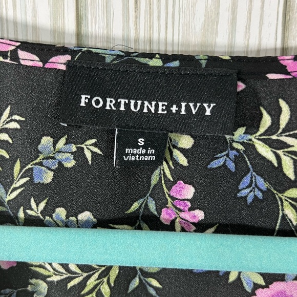 Fortune & Ivy V-Neck Short Sleeve Top - Picture 3 of 5